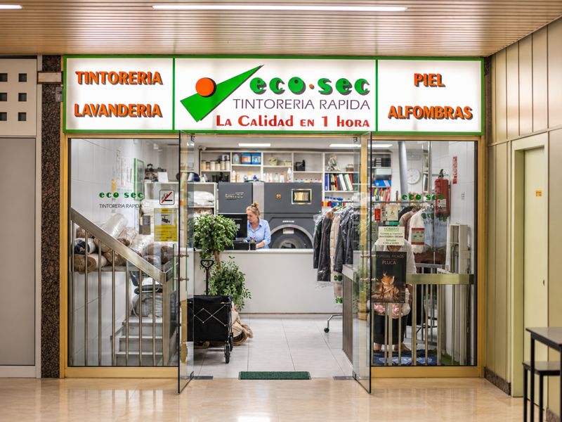 Fachada de eco·sec en el pasaje comercial de Alfonso V, en León